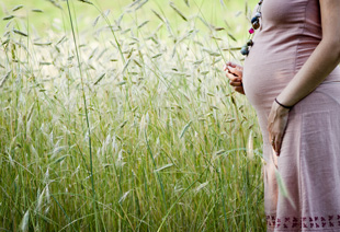 maternity photo in field